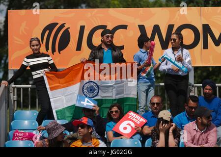 Derby, England, 2. Juli 2017. Indischen Anhängern während ihres Spiels gegen Pakistan in der ICC-Frauen Weltmeisterschaft im Derby County Ground. Bildnachweis: Colin Edwards/Alamy Live-Nachrichten. Stockfoto