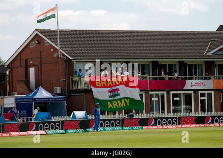 Derby, England, 2. Juli 2017. Indische Anhänger mit einer Armee von Bharat Flagge während des Spiels gegen Pakistan in der ICC-Frauen Weltmeisterschaft im Derby County Ground. Bildnachweis: Colin Edwards/Alamy Live-Nachrichten. Stockfoto