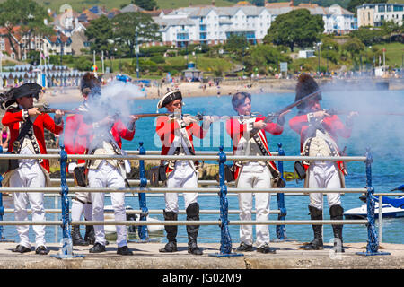 Swanage, Dorset, UK 2. Juli 2017. Menschenmassen strömen in Swanage für Purbeck Piraten Festival, um Geld für den Unterhalt von Swanage Pier. Nachstellung Schlacht von Rotröcke gegen Piraten. Bildnachweis: Carolyn Jenkins/Alamy Live-Nachrichten Stockfoto