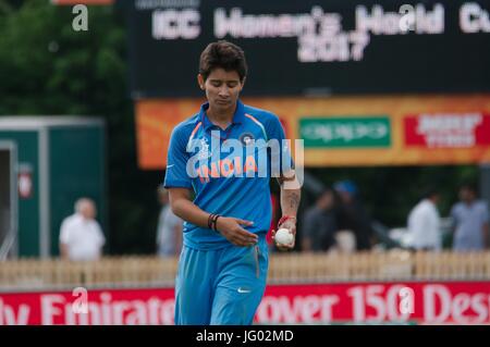 Derby, England, 2. Juli 2017. Mansi Joshi bowling für Indien gegen Pakistan in der ICC-Frauen Weltmeisterschaft im Derby County Ground. Bildnachweis: Colin Edwards/Alamy Live-Nachrichten. Stockfoto