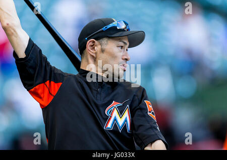 Milwaukee, WI, USA. 30. Juni 2017. Miami Marlins Recht Fielder Ichiro Suzuki #51 vor der Major League Baseball Spiel zwischen den Milwaukee Brewers und die Miami Marlins im Miller Park in Milwaukee, Wisconsin. John Fisher/CSM/Alamy Live-Nachrichten Stockfoto