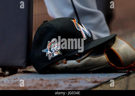 Milwaukee, WI, USA. 30. Juni 2017. Miami-Hut mit dem All-Star-Spiel Logo während der Major League Baseball Spiel zwischen den Milwaukee Brewers und die Miami Marlins im Miller Park in Milwaukee, Wisconsin. John Fisher/CSM/Alamy Live-Nachrichten Stockfoto