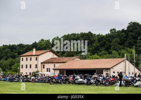 Treviso. Italien. 2. Juli 2017. Motorräder, treffen "Motoraduno 'Moto & Aerei D'Altri Tempi' - 4° Marcello & Friends2017". Offen für jedes Motorrad. Bildnachweis: Lukasz Obermann/Alamy Live-Nachrichten Stockfoto