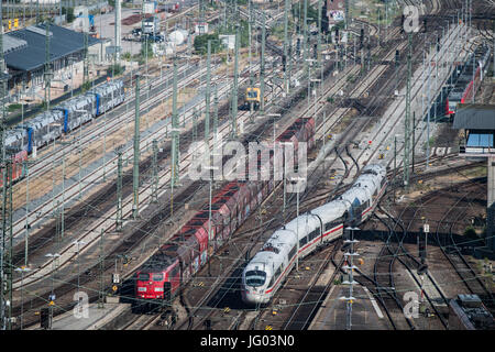 Mainz, Deutschland. 20. Juni 2017. Ein Güterzug und ein ICE (Inter City Express) kommen am Hauptbahnhof in Mainz, Deutschland, 20. Juni 2017. Foto: Andreas Arnold/Dpa/Alamy Live-Nachrichten Stockfoto