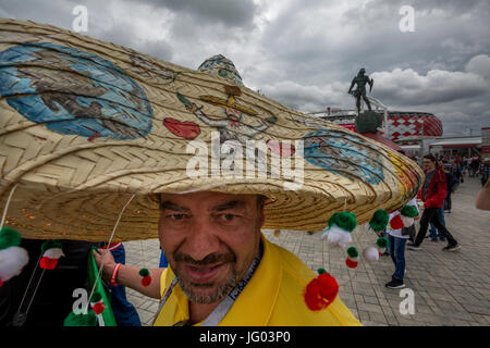 Moskau, Russland, 2. Juli 2017. Dritten Platz Fußball-Fans vor den FIFA-Konföderationen-Pokal 2017 Fußballspiel zwischen Portugal und Mexiko im Spartak-Stadion in Moskau, Russland Stockfoto