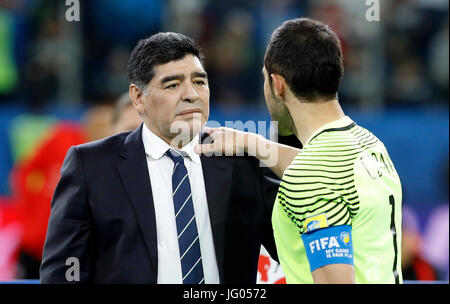 St. Petersburg, Russland. 2. Juli 2017. Diego Maradona und Torhüter Claudio BRAVO von Chile nach dem Spiel zwischen Chile und Deutschland gültig für das Finale der Confederations Cup 2017 am Sonntag (2), gehalten im Krestowskij Stadium (Zenit Arena) in St. Petersburg, Russland. (Foto: Rodolfo Buhrer/La Imagem/Fotoarena) Stockfoto
