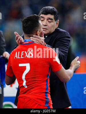 St. Petersburg, Russland. 2. Juli 2017. Chiles Alexis SANCHEZ spricht mit Ex-Spieler Diego Maradona nach dem Spiel zwischen Chile und Deutschland im Finale des Konföderationen-Pokal 2017 am Sonntag (2) im Krestowskij-Stadion in St. Petersburg, Russland. (Foto: Marcelo Machado de Melo/Fotoarena) Stockfoto