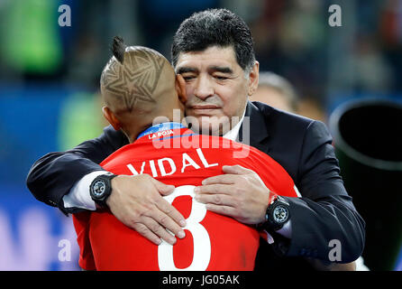St. Petersburg, Russland. 2. Juli 2017. Diego Maradona und Arturo VIDAL von Chile nach dem Spiel zwischen Chile und Deutschland gültig für das Finale der Confederations Cup 2017 am Sonntag (2), gehalten im Krestowskij Stadium (Zenit Arena) in St. Petersburg, Russland. (Foto: Rodolfo Buhrer/La Imagem/Fotoarena) Stockfoto