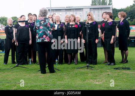 Derby, England, 2. Juli 2017. Der Rolls-Royce Damen Chor unterhalten das Publikum vor der Indien V Pakistan in der ICC-Frauen Weltmeisterschaft im Derby County Ground übereinstimmen. Bildnachweis: Colin Edwards/Alamy Live-Nachrichten. Stockfoto