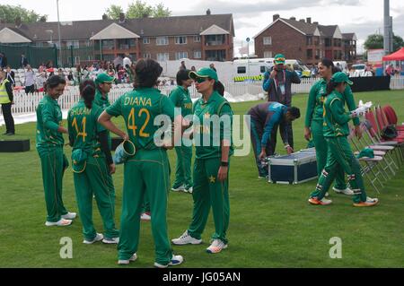 Derby, England, 2. Juli 2017. Pakistan bereiten ihr Match gegen Indien in der ICC-Frauen Weltmeisterschaft im Derby County Ground. Bildnachweis: Colin Edwards/Alamy Live-Nachrichten. Stockfoto