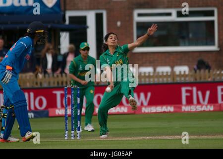 Derby, England, 2. Juli 2017. Asmavia Iqbal bowling für Pakistan gegen Indien in der ICC-Frauen Weltmeisterschaft im Derby County Ground. Bildnachweis: Colin Edwards/Alamy Live-Nachrichten. Stockfoto