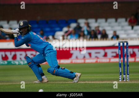 Derby, England, 2. Juli 2017. Deepti Sharma für Indien gegen Pakistan in der ICC-Frauen Weltmeisterschaft im Derby County Ground zu zucken. Bildnachweis: Colin Edwards/Alamy Live-Nachrichten. Stockfoto