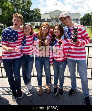 Washington, DC, USA. 2. Juli 2017. Touristen machen Selfies und posieren für Fotos vor dem weißen Haus. Bildnachweis: Brian Cahn/ZUMA Draht/Alamy Live-Nachrichten Stockfoto