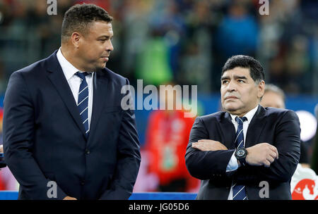 St. Petersburg, Russland. 2. Juli 2017. Ehemalige Spieler Ronaldo do Brasil und Diego Maradona Argentinien nach dem Spiel zwischen Chile und Deutschland gültig für das Finale der Confederations Cup 2017 am Sonntag (2), im Krestowskij-Stadion (Arena Zenit) in St. Petersburg, Russland statt. (Foto: Rodolfo Buhrer/La Imagem/Fotoarena) Stockfoto