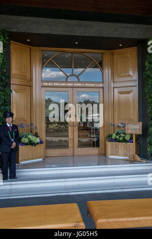 Wimbledon, London, UK. 2. Juli 2017. Die Wimbledon Tennis Weltmeisterschaften 2017 statt auf The All England Lawn Tennis and Croquet Club, London, England, UK.     Rund um das Gelände Gesamtansicht der Vorbereitungen am Tag vor Beginn der Meisterschaften. Bildnachweis: Duncan Grove/Alamy Live-Nachrichten Stockfoto