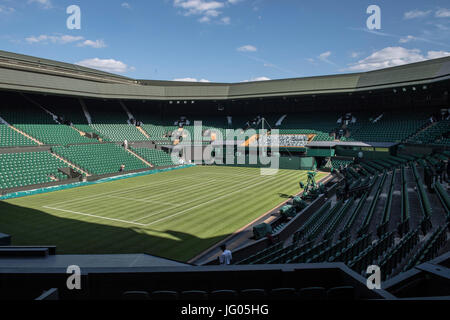 Wimbledon, London, UK. 2. Juli 2017. Die Wimbledon Tennis Weltmeisterschaften 2017 statt auf The All England Lawn Tennis and Croquet Club, London, England, UK.     Rund um das Gelände Gesamtansicht der Vorbereitungen am Tag vor Beginn der Meisterschaften. Bildnachweis: Duncan Grove/Alamy Live-Nachrichten Stockfoto