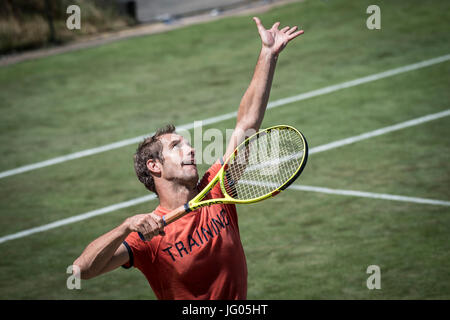 Wimbledon, London, UK. 2. Juli 2017. Die Wimbledon Tennis Weltmeisterschaften 2017 statt auf The All England Lawn Tennis and Croquet Club, London, England, UK.    Richard Gasquet Praktiken der Aorangi Praxis Gerichte. Bildnachweis: Duncan Grove/Alamy Live-Nachrichten Stockfoto