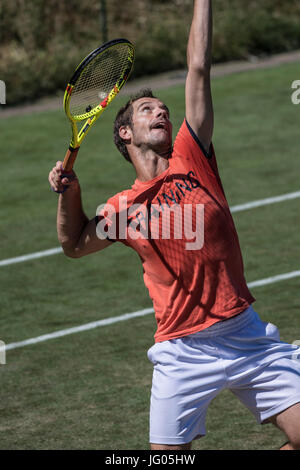 Wimbledon, London, UK. 2. Juli 2017. Die Wimbledon Tennis Weltmeisterschaften 2017 statt auf The All England Lawn Tennis and Croquet Club, London, England, UK.    Richard Gasquet Praktiken der Aorangi Praxis Gerichte. Bildnachweis: Duncan Grove/Alamy Live-Nachrichten Stockfoto