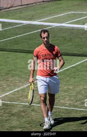 Wimbledon, London, UK. 2. Juli 2017. Die Wimbledon Tennis Weltmeisterschaften 2017 statt auf The All England Lawn Tennis and Croquet Club, London, England, UK.    Richard Gasquet Praktiken der Aorangi Praxis Gerichte. Bildnachweis: Duncan Grove/Alamy Live-Nachrichten Stockfoto