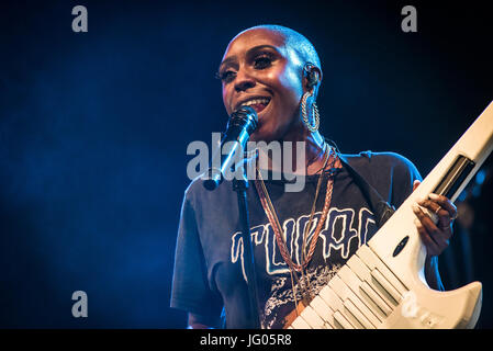 Glynde, England, Vereinigtes Königreich. 2. Juli 2017. Glynde, East Sussex, 2. Juli 2017. Laura Mvula die live auf der Bühne Zirkuszelt Love Supreme Jazz Festivals am Glynde Platz. Bildnachweis: Francesca Moore/Alamy Live-Nachrichten Stockfoto