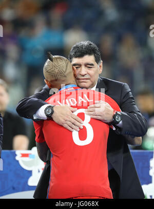 St. Petersburg, Russland. 2. Juli 2017. Arturo Vidal (vorne) von Chile umarmt ehemaligen argentinischen Fußballspieler Diego Armando Maradona während der Preisverleihung nach dem Endspiel zwischen Chile und Deutschland am FIFA-Konföderationen-Pokal 2017 in St. Petersburg, Russland, am 2. Juli 2017. Deutschland beanspruchte den Titel durch das Besiegen von Chile mit 1: 0. Bildnachweis: Xu Zijian/Xinhua/Alamy Live-Nachrichten Stockfoto
