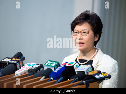 Hong Kong, Hong Kong, Hong Kong SAR, China. 3. Juli 2017. HONG KONG, CHINA - 03.Juli: Hong Kong Hauptgeschäftsführer Carrie Lam kommt bei der Arbeit seit ihrer offiziellen ersten Tag nach ihrer Vereidigung in Büro chinesischen Staatspräsidenten Xi Jinping während des 20. Jahrestags der Übergabe Hongkongs an China.Hong Kong, Hong Kong SAR, China am 1. Juli 2017. Bildnachweis: Jayne Russell/ZUMA Draht/Alamy Live-Nachrichten Stockfoto