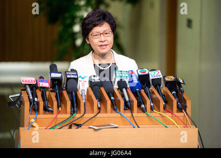 Hong Kong, Hong Kong, Hong Kong SAR, China. 3. Juli 2017. HONG KONG, CHINA - 03.Juli: Hong Kong Hauptgeschäftsführer Carrie Lam kommt bei der Arbeit seit ihrer offiziellen ersten Tag nach ihrer Vereidigung in Büro chinesischen Staatspräsidenten Xi Jinping während des 20. Jahrestags der Übergabe Hongkongs an China.Hong Kong, Hong Kong SAR, China am 1. Juli 2017. Bildnachweis: Jayne Russell/ZUMA Draht/Alamy Live-Nachrichten Stockfoto