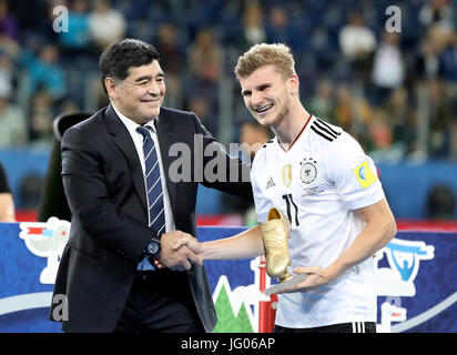 St. Petersburg, Russland. 2. Juli 2017. Goldener Schuh Gewinner Timo Werner (R) Deutschland schüttelt Hände mit ehemaligen argentinischen Fußballer Diego Armando Maradona während die Medaille Zeremonie nach dem Endspiel zwischen Chile und Deutschland am FIFA-Konföderationen-Pokal 2017 in St. Petersburg, Russland, 2. Juli 2017 präsentieren. Deutschland gewann mit 1: 0 und holte sich den Titel. Bildnachweis: Xu Zijian/Xinhua/Alamy Live-Nachrichten Stockfoto
