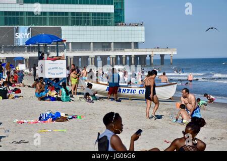 Touristen und Urlauber genießen die schönen Strandwetter in Atlantic City, New Jersey am belebten 4. Juli-Wochenende Stockfoto