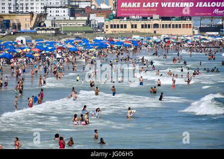Touristen und Urlauber genießen die schönen Strandwetter in Atlantic City, New Jersey am belebten 4. Juli-Wochenende Stockfoto