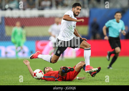 St. Petersburg, Russland. 2. Juli 2017. Emre Can (Top) von Deutschland entweicht eine Herausforderung von Alexis Sanchez von Chile während das Endspiel zwischen Chile und Deutschland am FIFA-Konföderationen-Pokal 2017 in St. Petersburg, Russland, am 2. Juli 2017. Deutschland beanspruchte den Titel durch das Besiegen von Chile mit 1: 0. Bildnachweis: Wu Zhuang/Xinhua/Alamy Live-Nachrichten Stockfoto