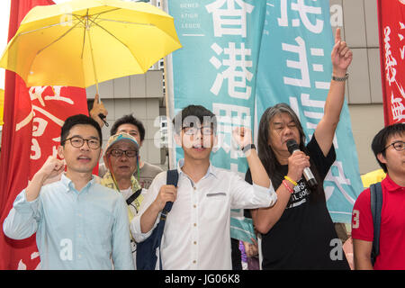 Hong Kong, Hong Kong SAR, China. 3. Juli 2017. HONG KONG, CHINA - 03 Juli: Joshua Wong Chi-Fung (2. von links), die Hong Kong Studentenaktivisten und Generalsekretär der pro-Demokratie-Partei, Demosistō vor Gericht. Er ist vor dem High Court für ein Plädoyer Anhörung in Bezug auf den Regenschirm-Revolution Occupy-Bewegung in Hong Kong in 2014.L, R. Nathan Law, Joshua Wong und Leung Kwok-hung. Hong Kong, Hong Kong SAR, China am 1. Juli 2017. Bildnachweis: Jayne Russell/ZUMA Draht/Alamy Live-Nachrichten Stockfoto