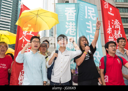 Hong Kong, Hong Kong SAR, China. 3. Juli 2017. HONG KONG, CHINA - 03 Juli: Joshua Wong Chi-Fung (2. von links), die Hong Kong Studentenaktivisten und Generalsekretär der pro-Demokratie-Partei, Demosistō vor Gericht. Er ist vor dem High Court für ein Plädoyer Anhörung in Bezug auf den Regenschirm-Revolution Occupy-Bewegung in Hong Kong in 2014.L, R. Nathan Law, Joshua Wong, Leung Kwok-hung und Raphael Wong.Hong Kong, Hong Kong SAR, China am 1. Juli 2017. Bildnachweis: Jayne Russell/ZUMA Draht/Alamy Live-Nachrichten Stockfoto