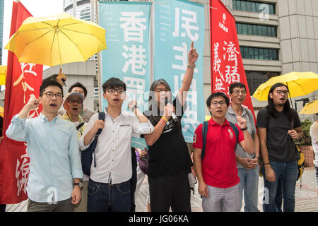 Hong Kong, Hong Kong SAR, China. 3. Juli 2017. HONG KONG, CHINA - 03 Juli: Joshua Wong Chi-Fung (2. von links), die Hong Kong Studentenaktivisten und Generalsekretär der pro-Demokratie-Partei, Demosistō vor Gericht. Er ist vor dem High Court für ein Plädoyer Anhörung in Bezug auf den Regenschirm-Revolution Occupy-Bewegung in Hong Kong in 2014.L, R. Nathan Law, Joshua Wong, Leung Kwok-hung und Raphael Wong.Hong Kong, Hong Kong SAR, China am 1. Juli 2017. Bildnachweis: Jayne Russell/ZUMA Draht/Alamy Live-Nachrichten Stockfoto