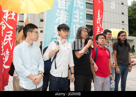 Hong Kong, Hong Kong SAR, China. 3. Juli 2017. HONG KONG, CHINA - 03 Juli: Joshua Wong Chi-Fung (2. von links), die Hong Kong Studentenaktivisten und Generalsekretär der pro-Demokratie-Partei, Demosistō vor Gericht. Er ist vor dem High Court für ein Plädoyer Anhörung in Bezug auf den Regenschirm-Revolution Occupy-Bewegung in Hong Kong in 2014.L, R. Nathan Law, Joshua Wong, Leung Kwok-hung und Raphael Wong.Hong Kong, Hong Kong SAR, China am 1. Juli 2017. Bildnachweis: Jayne Russell/ZUMA Draht/Alamy Live-Nachrichten Stockfoto