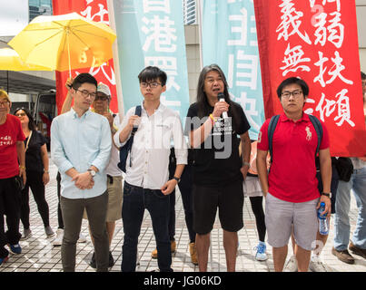 Hong Kong, Hong Kong SAR, China. 3. Juli 2017. HONG KONG, CHINA - 03 Juli: Joshua Wong Chi-Fung (2. von links), die Hong Kong Studentenaktivisten und Generalsekretär der pro-Demokratie-Partei, Demosistō vor Gericht. Er ist vor dem High Court für ein Plädoyer Anhörung in Bezug auf den Regenschirm-Revolution Occupy-Bewegung in Hong Kong in 2014.L, R. Nathan Law, Joshua Wong, Leung Kwok-hung und Raphael Wong.Hong Kong, Hong Kong SAR, China am 1. Juli 2017. Bildnachweis: Jayne Russell/ZUMA Draht/Alamy Live-Nachrichten Stockfoto