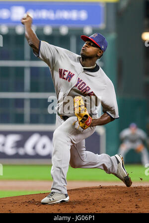 Houston, TX, USA. 2. Juli 2017. New York Yankees Start Krug Luis Severino (40) liefert einen Stellplatz im ersten Inning während der MLB-Spiel zwischen den New York Yankees und die Houston Astros im Minute Maid Park in Houston, Texas. John Glaser/CSM/Alamy Live-Nachrichten Stockfoto