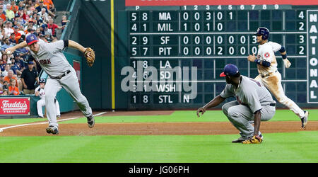 Houston, TX, USA. 2. Juli 2017. New York Yankees dritte Baseman Chase Headley (12) versucht einen Wurf zum ersten Base im vierten Inning während der MLB-Spiel zwischen den New York Yankees und die Houston Astros im Minute Maid Park in Houston, Texas. John Glaser/CSM/Alamy Live-Nachrichten Stockfoto