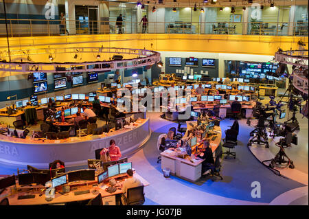 Journalisten arbeiten in der Redaktion des arabischen Nachrichtensenders Al Jazeera in Doha, Katar, 5. Juni 2012. Foto: Tim Brakemeier | weltweite Nutzung Stockfoto