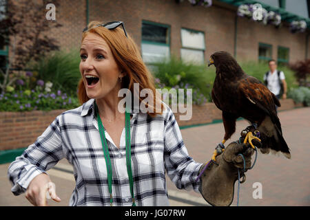 IMOGEN DAVIS, Rufus, den WIMBLEDON HAWK TAUBEN SCARER, die Wimbledon Championships 2017, die Wimbledon Championships 2017, 2017 Stockfoto