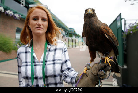 IMOGEN DAVIS, Rufus, den WIMBLEDON HAWK TAUBEN SCARER, die Wimbledon Championships 2017, die Wimbledon Championships 2017, 2017 Stockfoto