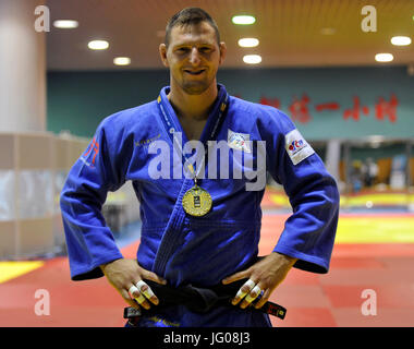 Tschechische Judoka stellt Lukas Krpalek mit der Goldmedaille nach seinem Sieg in der Kategorie bis 100 KG während des Grand Prix in Chu-Che-Chao-tsche, China, am 2. Juli 2017. (CTK Foto/David Svab) Stockfoto