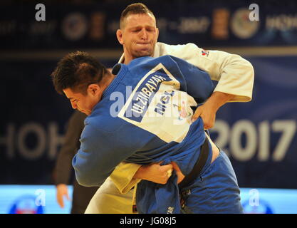 Tschechische Judoka Lukas Krpalek (im weißen Kleid) und mongolische Judoka Durenbajar Ulzibajar konkurrieren während der Grand Prix in Chu-Che-Chao-tsche, China, am 2. Juli 2017. (CTK Foto/David Svab) Stockfoto