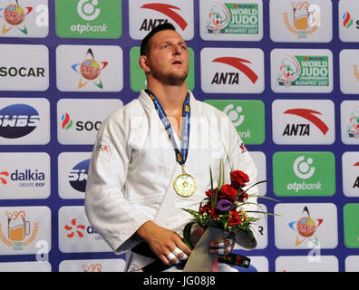 Tschechische Judoka stellt Lukas Krpalek mit der Goldmedaille nach seinem Sieg in der Kategorie bis 100 KG während des Grand Prix in Chu-Che-Chao-tsche, China, am 2. Juli 2017. (CTK Foto/David Svab) Stockfoto