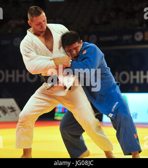 Tschechische Judoka Lukas Krpalek (im weißen Kleid) und mongolische Judoka Durenbajar Ulzibajar konkurrieren während der Grand Prix in Chu-Che-Chao-tsche, China, am 2. Juli 2017. (CTK Foto/David Svab) Stockfoto