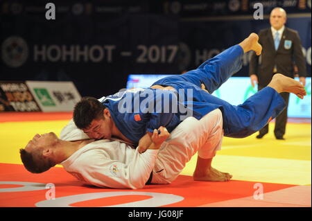 Tschechische Judoka Lukas Krpalek (im weißen Kleid) und mongolische Judoka Durenbajar Ulzibajar konkurrieren während der Grand Prix in Chu-Che-Chao-tsche, China, am 2. Juli 2017. (CTK Foto/David Svab) Stockfoto