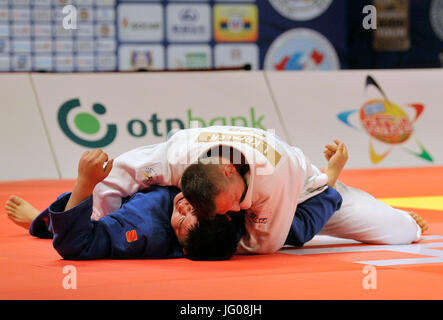 Tschechische Judoka Lukas Krpalek (im weißen Kleid) und mongolische Judoka Durenbajar Ulzibajar konkurrieren während der Grand Prix in Chu-Che-Chao-tsche, China, am 2. Juli 2017. (CTK Foto/David Svab) Stockfoto