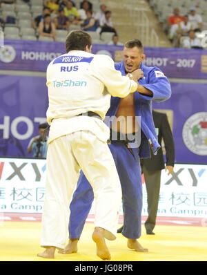 Chu Che Chao Tche, China. 2. Juli 2017. Tschechische Judoka Lukas Krpalek (im blauen Kleid) und russischen Judoka Andrey Volkov konkurrieren während des Grand Prix in Chu-Che-Chao-tsche, China, am 2. Juli 2017. Bildnachweis: David Svab/CTK Foto/Alamy Live-Nachrichten Stockfoto