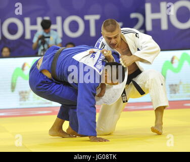 Chu Che Chao Tche, China. 2. Juli 2017. Tschechische Judoka David Klammert (im weißen Kleid) und mongolische Judoka Munkhjargal Erdenekhuu konkurrieren während der Grand Prix in Chu-Che-Chao-tsche, China, am 2. Juli 2017. Bildnachweis: David Svab/CTK Foto/Alamy Live-Nachrichten Stockfoto