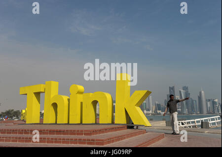 (Dpai-Datei) Ein Datei-Bild datiert 6. Januar 2011 zeigt eine Skulptur aus Buchstaben bilden das Wort "glaube" stehen auf der Hafenpromenade in Doha, Katar. Foto: Andreas Gebert/Dpa | weltweite Nutzung Stockfoto